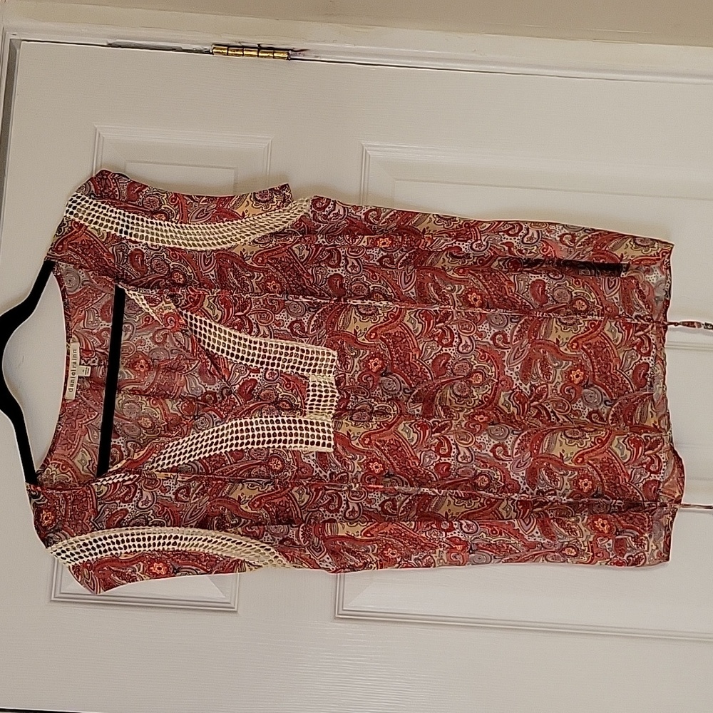 Daniel Rainn size M red paisley sleeveless blouse with cream peekaboo panels